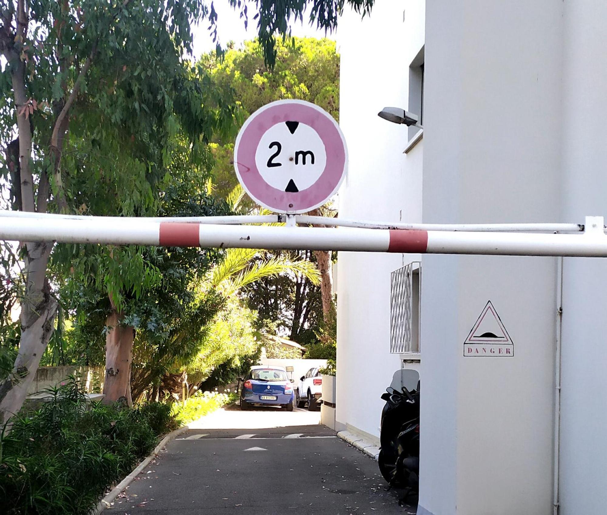 Grand Climatise En Bord De Avec Parking Securise Гольф-Жуан